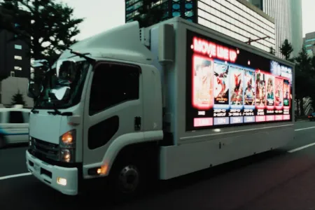 狙った街へ広告が走る | 株式会社 EMMET　広告トラック アドトラで街中を走行する広告プロモーション
