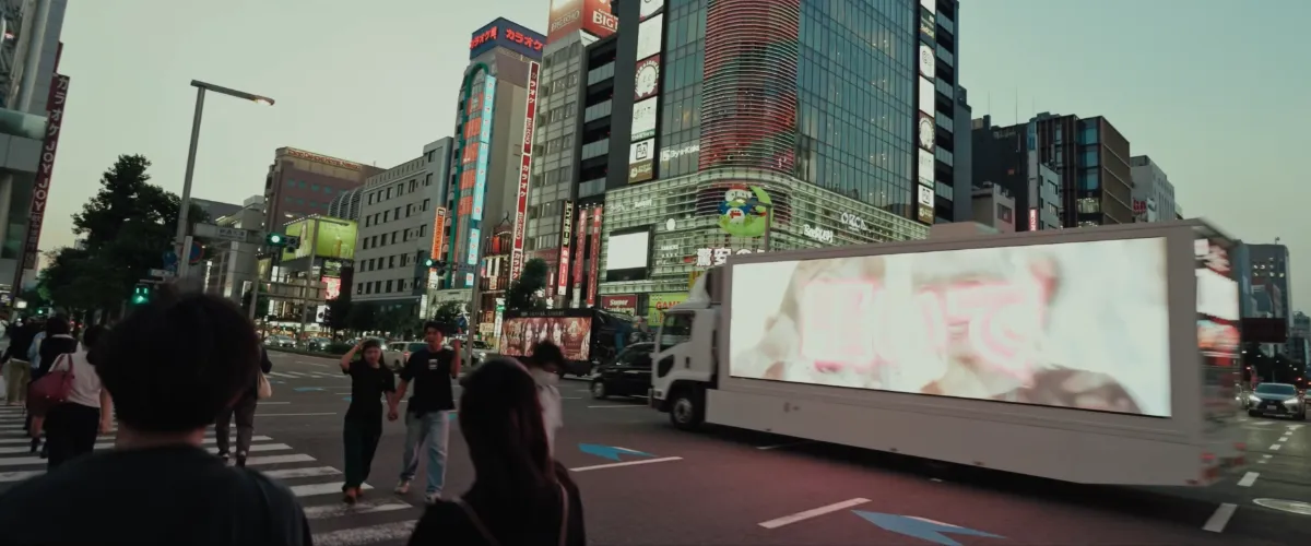 特徴・車両紹介 | 株式会社 EMMET　広告トラック アドトラで街中を走行する広告プロモーション